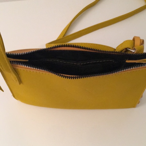 ✅ SOLD Yellow Crossbody Purse (Adjustable Strap) Pleather - Picture 5 of 12